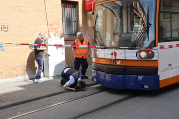 Vor Straßenbahn gestoßen? Mann in Mannheim wird erfasst und schwer verletzt