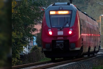Angriff in Regionalbahn: Messermann geht auf 21-Jährigen los