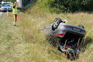 Renault-Fahrerin kracht nahe Moritzburg gegen Baum und landet kopfüber im Graben
