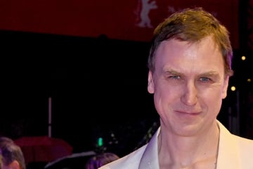 Schockmoment in Berlin: Lars Eidinger verletzt Zuschauerin mit Degen