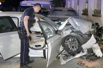 Auto zerschellt an Hauswand: Zwei Personen verletzt