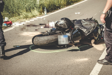Motorrad kracht beim Überholen in Ford: Rettungsheli fliegt Biker ins Krankenhaus