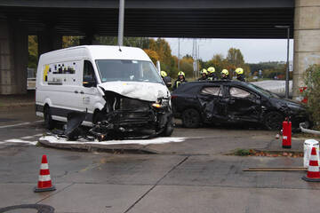 Heftiger Kreuzungs-Crash in Marzahn: Beide Fahrer verletzt und ohne Pappe
