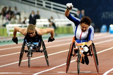 Beschwerliche Reise nach Paris: Paralympics-Ikone muss aus Zug kriechen!