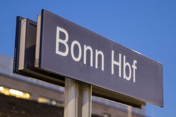 Ekel-Tat in Bonn: Mann entblößt sich im Beisein von Kindern mitten im Bus