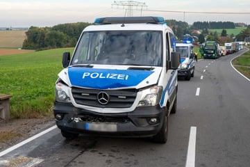 Bundesstraße nach Unfall mit Polizeiauto gesperrt