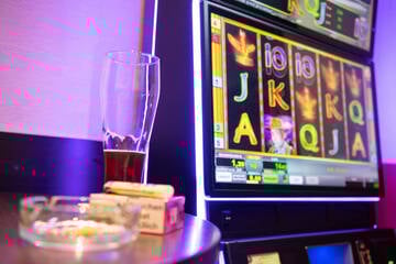 Berlin: Mann verzockt viel Kohle an Spielautomat, dann greift er zum Dönermesser