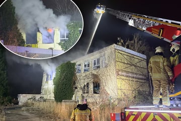 Dresden: Feuerwehr im Einsatz: Flammen und Rauch dringen aus früherer Kita