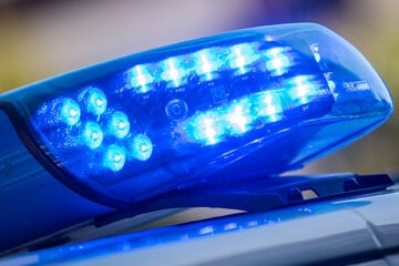 Polizei spricht ihn noch vor der Fahrt an: Junger Fahrer wird aus Auto geschleudert und stirbt