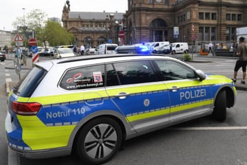 Mitten im Einsatz: Streifenwagen kracht mit Auto zusammen - vier Verletzte