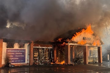 Berlin: Feuerwehr im Großeinsatz: Action-Markt vor den Toren Berlins abgefackelt