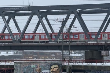 Hamburg: 500 Fahrgäste sitzen in S-Bahn fest: Streckenabschnitt gesperrt