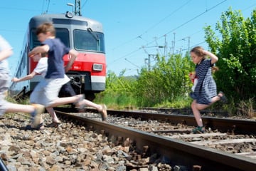Zwei Mädchen (12, 14) stoppen Güterzug: Polizei muss anrücken