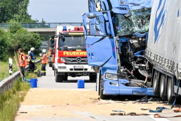 Unfall A93: Fahrer übersieht Stauende und schiebt vier Lkw zusammen