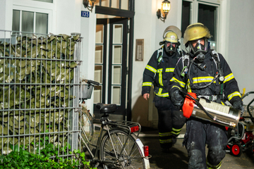 Hamburg: Brand in Mehrfamilienhaus! Feuerwehr im Einsatz, eine Frau verletzt