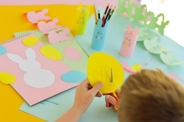 Osterkarten basteln: Drei kreative Ideen für Kinder ab 3 Jahren