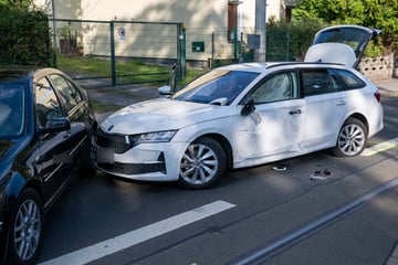 Unfall mit mehreren Fahrzeugen und einer Straßenbahn