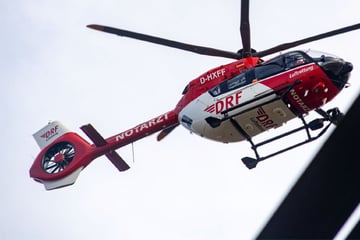 Kleinkind rutscht aus und fällt von Baugerüst: Junge schwer verletzt