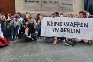 Berlin: Rheinmetall-Demo in Berlin mit Greta Thunberg: Aktivisten kleben sich vor Brandenburger Tor fest