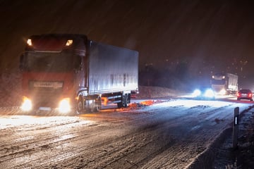 Neuschnee im Erzgebirge: Laster stehen quer, Feuerwehr zu mehreren Einsätzen alarmiert