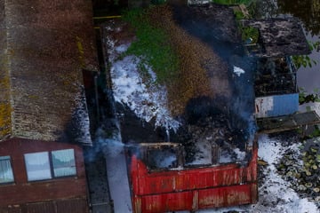 Feuerwehr im Großeinsatz: Mensch tot aus brennendem Bungalow geborgen