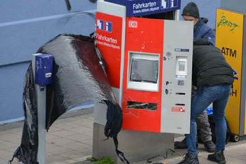 Leipzig: 20.000 Euro Schaden! DB-Fahrkartenautomat im Leipziger Süden aufgesprengt