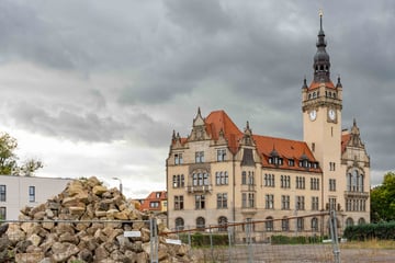 Dresden: Sanierungs-Finale in Cotta: Bald ziehen die Ämter ein, doch eine neue Treppe macht schon jetzt Probleme