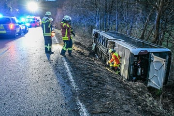 Linienbus mit Fahrgästen stürzt Böschung hinab: Ein Schwerverletzter