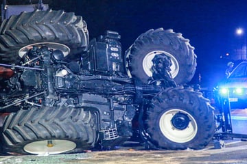 Verursacher hatte 2 Promille: Traktor kippt um, Fahrer stirbt noch vor Ort