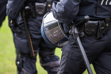 Pfefferspray und Schlagstock: Polizeieinsatz in Flüchtlingsunterkunft eskaliert