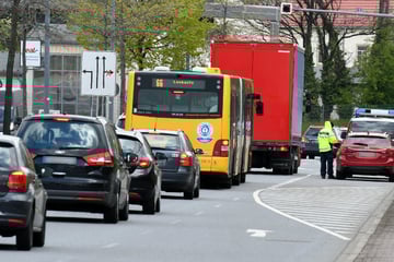 Lkw drängt Auto auf Gegenfahrbahn und flüchtet: Polizei startet Zeugenaufruf