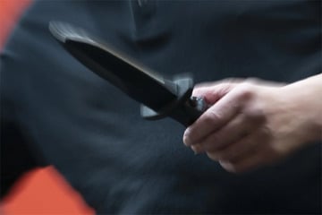 Messerattacke: Brutale Messerstecherei: Mann schwebt in Lebensgefahr