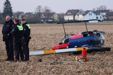 Hubschrauber auf Feld nahe der Autobahn abgestürzt