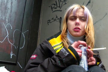 Junkie Ally (19) schläft in dreckigem Hauseingang ein: "Würde lieber in Scheißhaufen pennen"