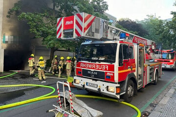 Berlin: Feuerwehreinsatz in Kreuzberg: Autos brennen in Tiefgarage