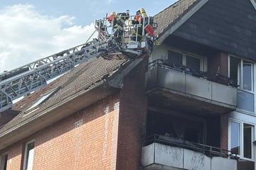 Hamburg: Gasgrill explodiert: Feuer in Mehrfamilienhaus