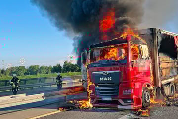 Unfall A99: Lkw brennt auf A99: Autobahn bleibt den ganzen Tag gesperrt