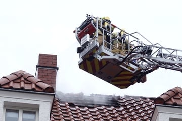 Dresden: Blitz schlägt in Dachstuhl ein! Schwelbrand lodert weiter