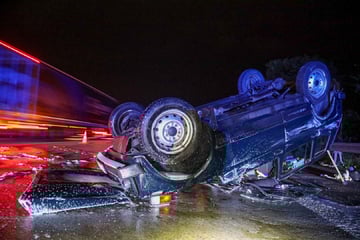 Unfall A4: Crash auf A4 Richtung Dresden: Auto überschlägt sich, zwei Personen verletzt