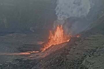 Giant geyser of boiling lava explodes on Hawaiian volcano Kilauea