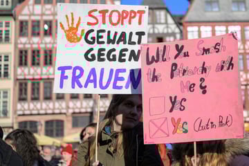 Frankfurt: Tausende gehen gegen Gewalt an Frauen auf die Straße: "Es reicht!"