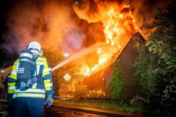 Alte Dorfschmiede in Flammen: Rentner (†74) in den Trümmern entdeckt
