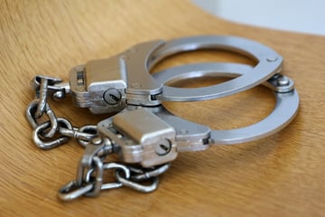 Wiederholungstäter überfällt Geschäft: Polizei lässt Handschellen klicken