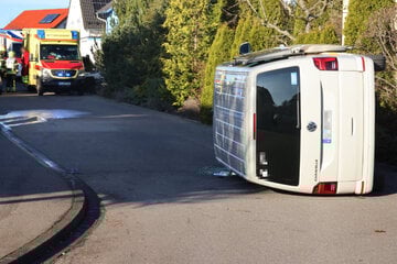 Unfall in Chemnitz: VW-Bus kippt auf die Seite