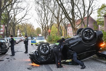 Pkw überschlägt sich und hinterlässt Trümmerfeld: Polizei sucht nach flüchtigem Fahrer