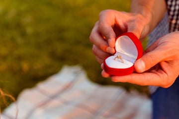 Mann macht Partnerin romantischen Heiratsantrag, doch plötzlich ist die Feuerwehr da