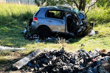 Auto kracht frontal gegen Baum: Fahrer stirbt bei Unfall im Erzgebirge