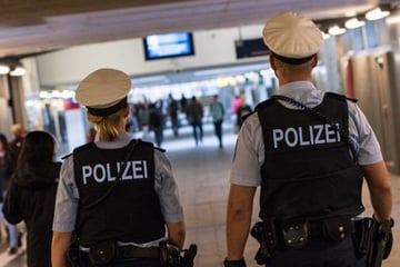 München: Jugendliche außer Rand und Band: Mädchen und Junge bespucken Reisende in der S-Bahn