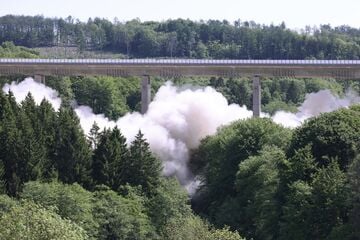 Talbrücke gesprengt! Gigantische Rauchwolke an Autobahn