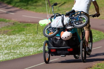 Radfahrer muss Auto ausweichen und stürzt in Graben: Junge (6) im Anhänger verletzt